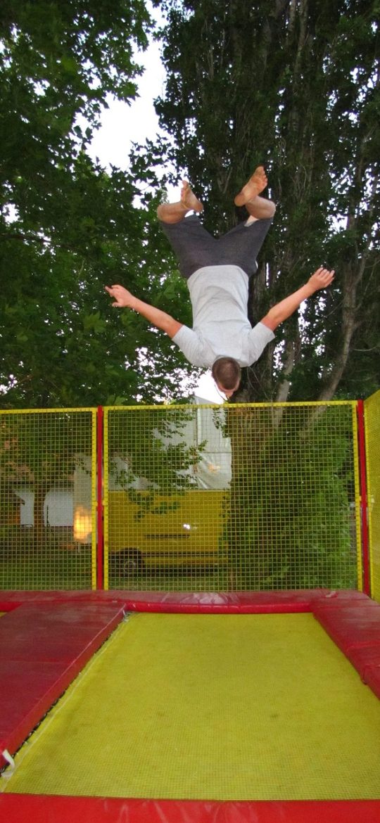 吃瓜91 App 首页资讯流界面截图，深色背景上排列着带缩略图的资讯卡片，右上角有分类切换标签，屏幕上方浮动霓虹橙色进度条